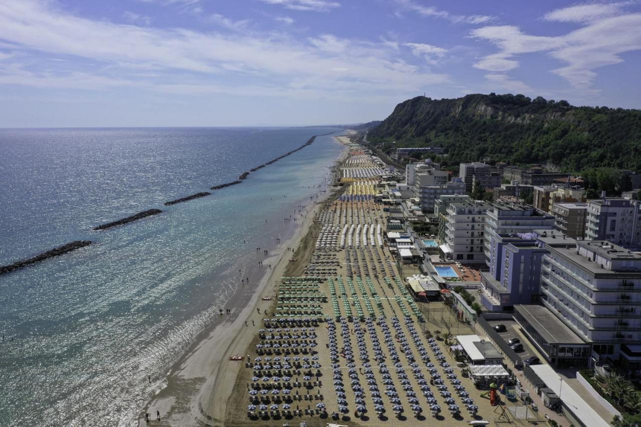 Hotel Promenade Pesaro Exterior foto