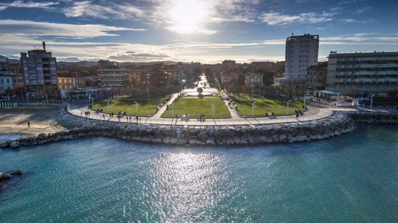 Hotel Promenade Pesaro Exterior foto