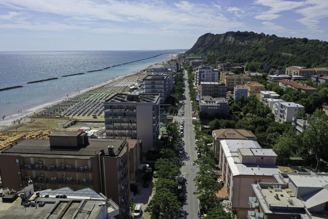 Hotel Promenade Pesaro Exterior foto